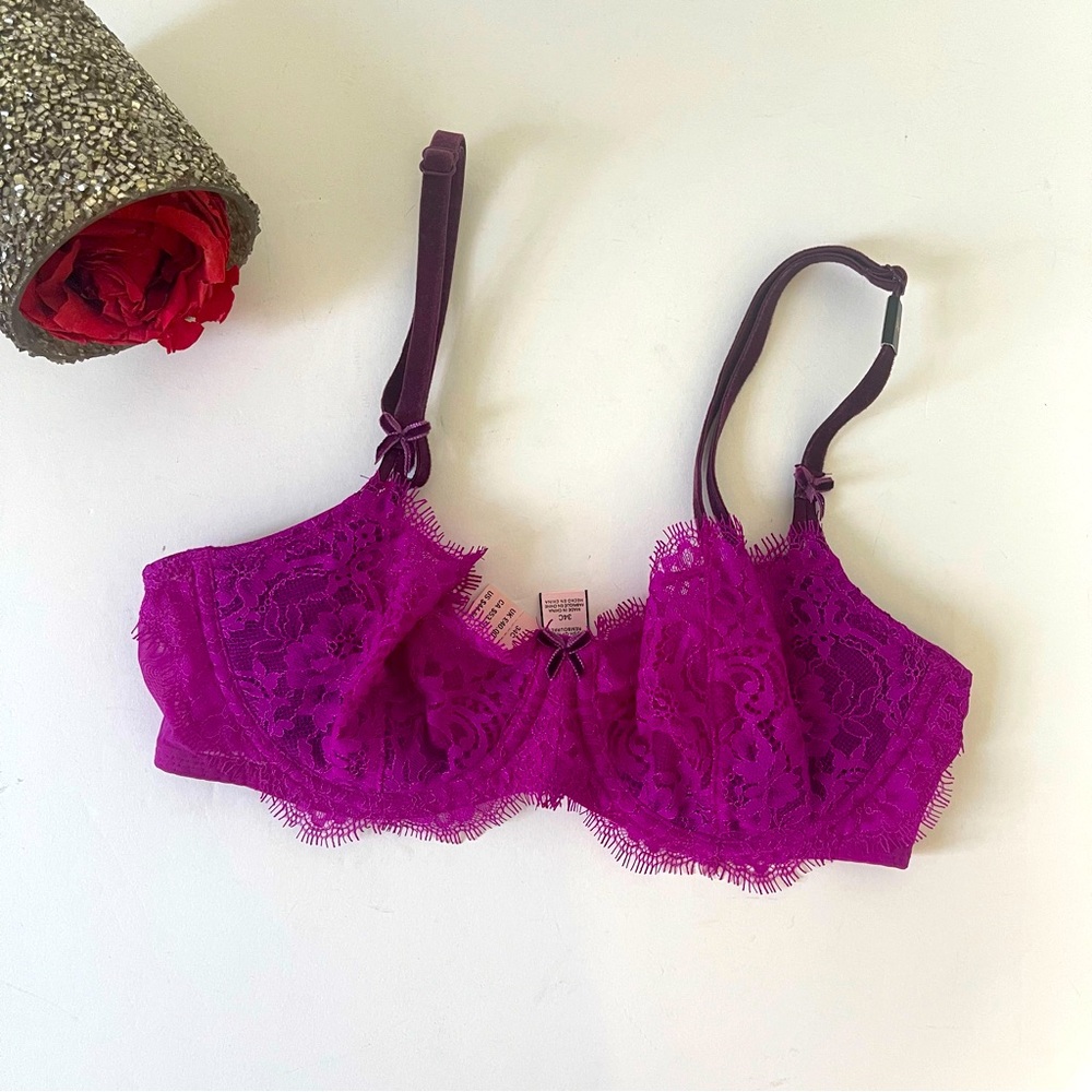 Victoria’s Secret Floral Lace With Eyelash Lace Trim & Velvet Detail Bra - NWT